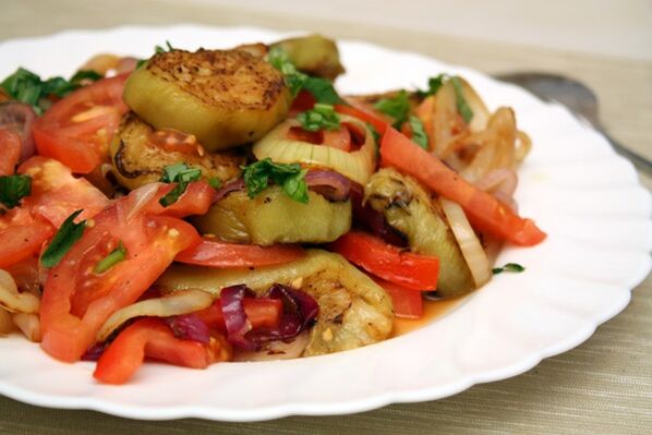 Maggi dieet sisaldab tervislikku salatit köögiviljadest ja keedetud baklažaanist. 